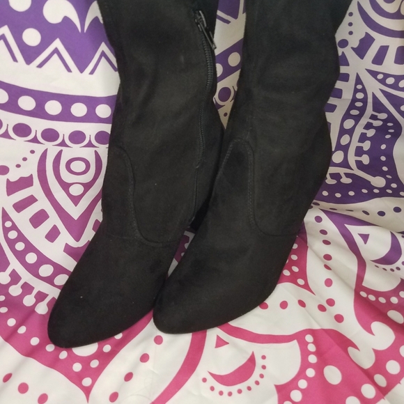 Thigh high black boot - Picture 8 of 9